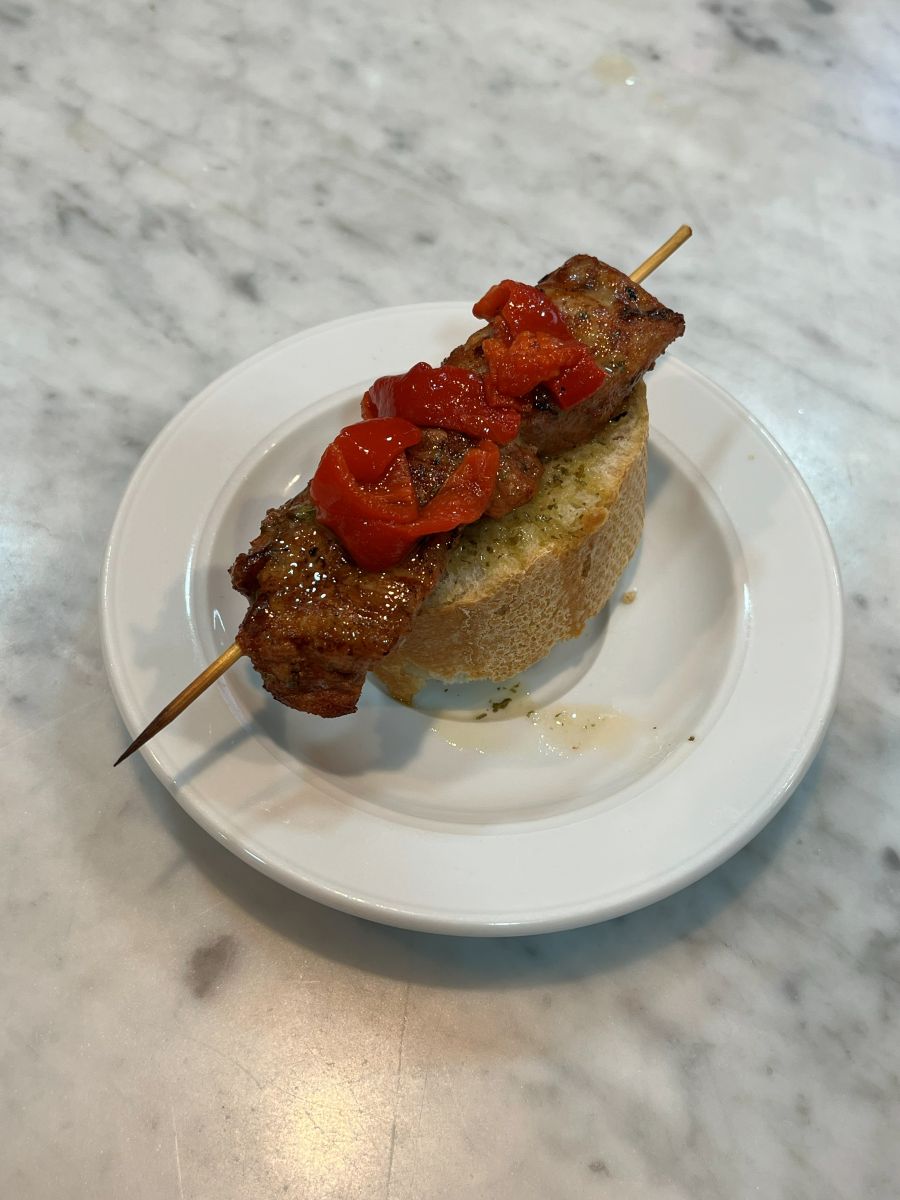 Pincho moruno con pimientos rojos sobre pan, en Bar El Aguilucho.
